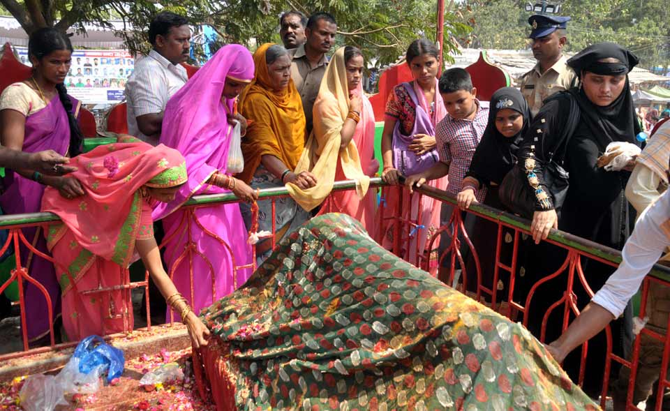 Huge number of Devotees for rottela pandaga - Sakshi19