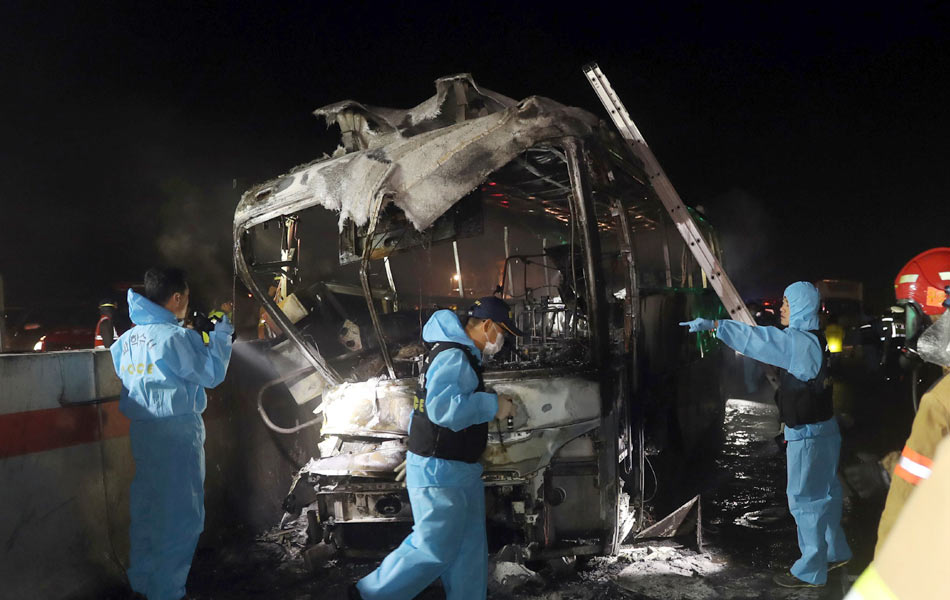 Ten dead AS BUS CATCHES FIRE - Sakshi2