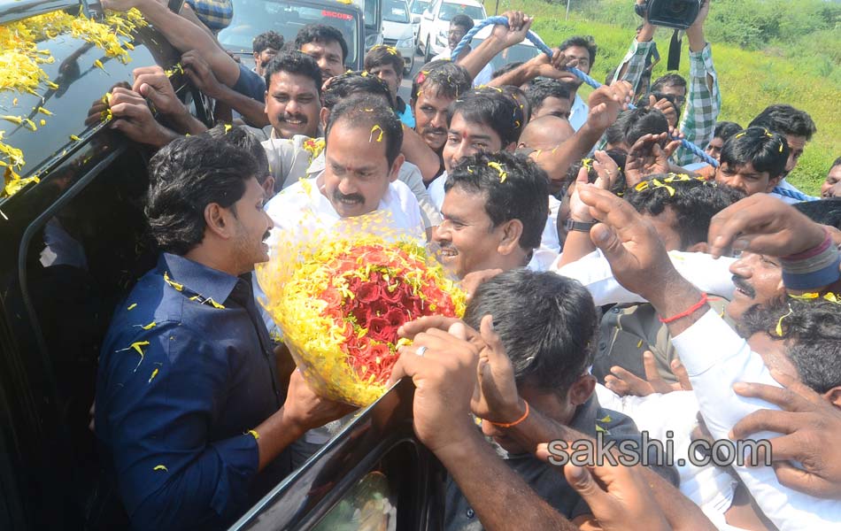 YS Jagan tour in Thunduru - Sakshi23