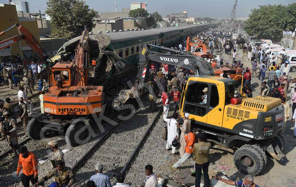 15 killed 40 injured as trains collide in pakistan5