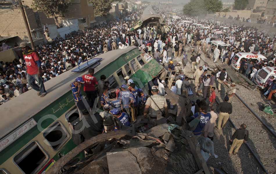 15 killed 40 injured as trains collide in pakistan1