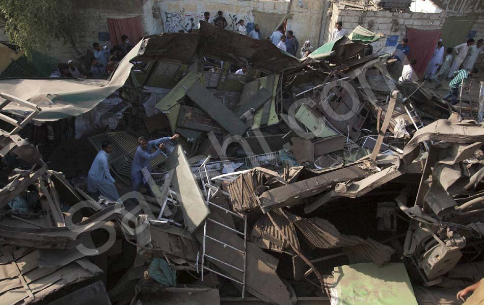 15 killed 40 injured as trains collide in pakistan6