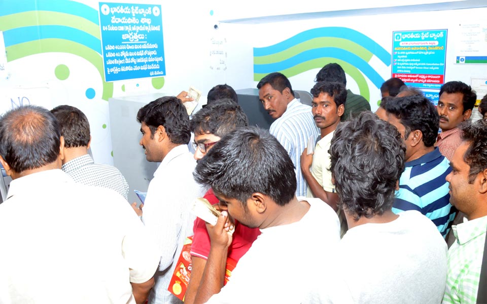 People throng at ATM centers - Sakshi5