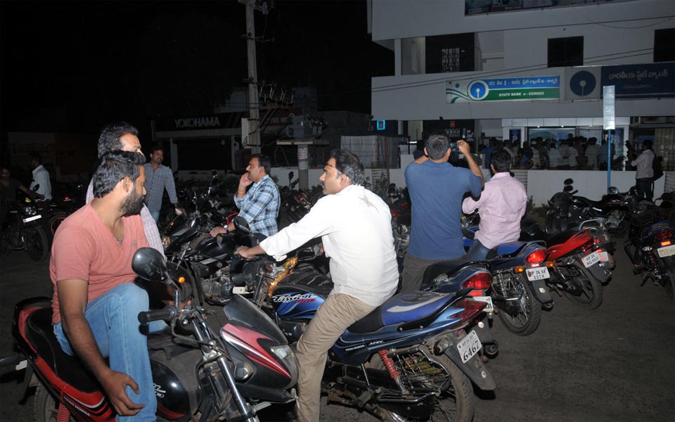 People throng at ATM centers - Sakshi6