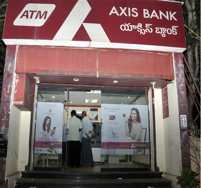 People throng at ATM centers - Sakshi9