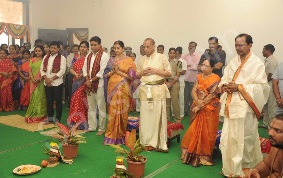 kcr enters new camp office - Sakshi7