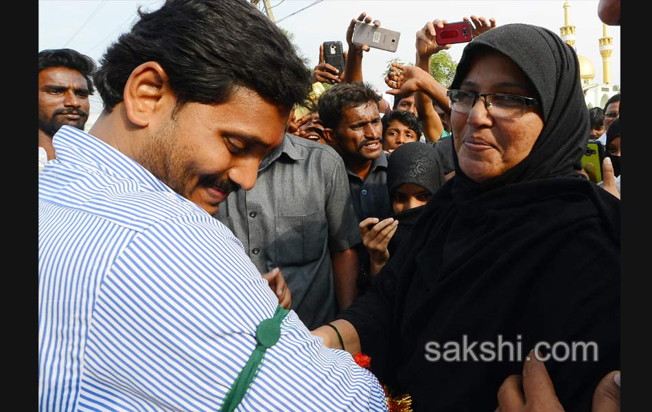 Ys Jagan Visitation to bandarport victims - Sakshi16