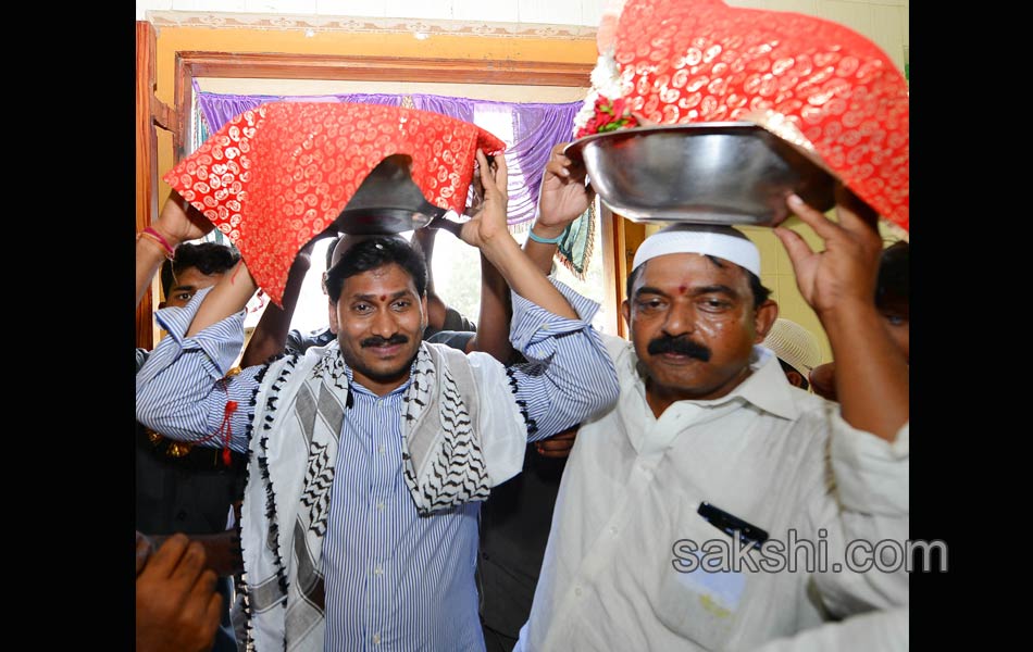 Ys Jagan Visitation to bandarport victims - Sakshi17