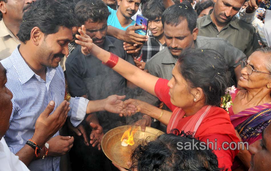 Ys Jagan Visitation to bandarport victims - Sakshi13