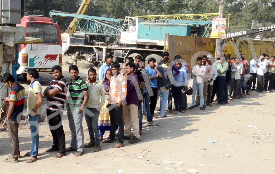 Long queues at banks no money in ATMs - Sakshi9