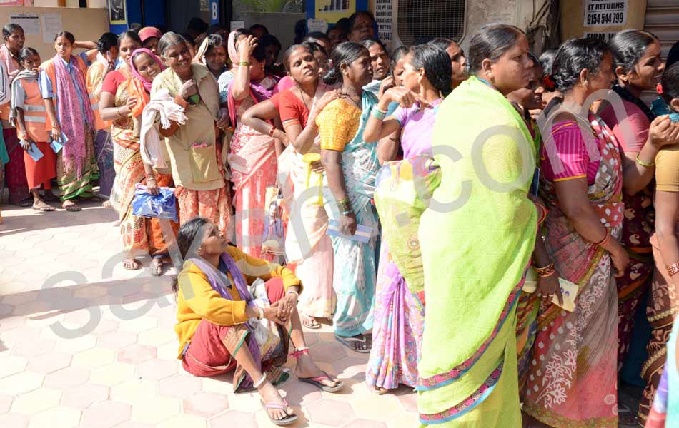 Long queues at banks no money in ATMs - Sakshi10