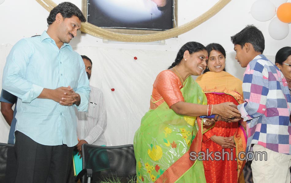 ys jaganmohan reddy visit dasthagiramma house - Sakshi2