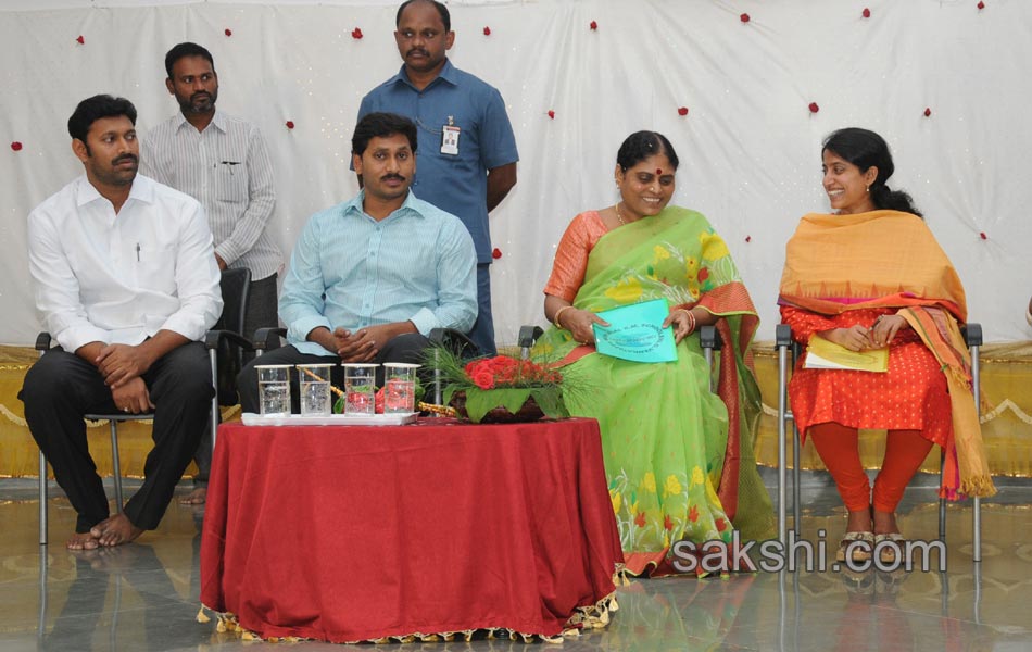 ys jaganmohan reddy visit dasthagiramma house - Sakshi7