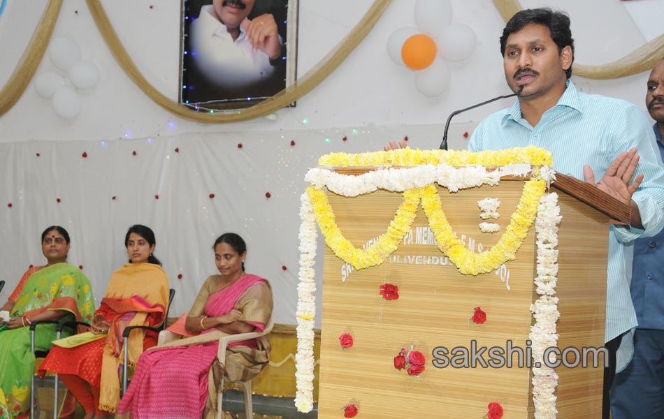 ys jaganmohan reddy visit dasthagiramma house - Sakshi9