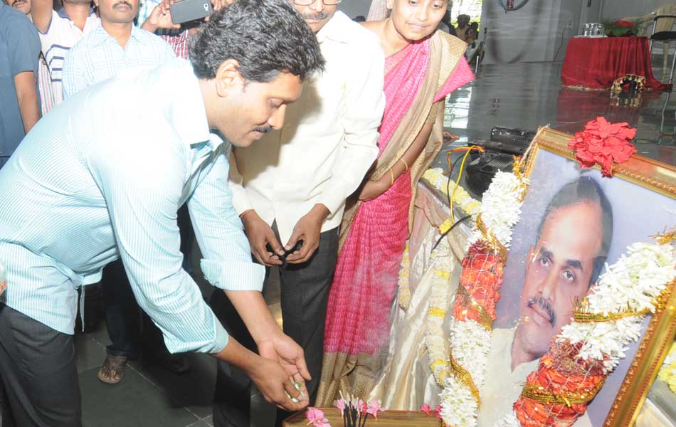 ys jaganmohan reddy visit dasthagiramma house - Sakshi11