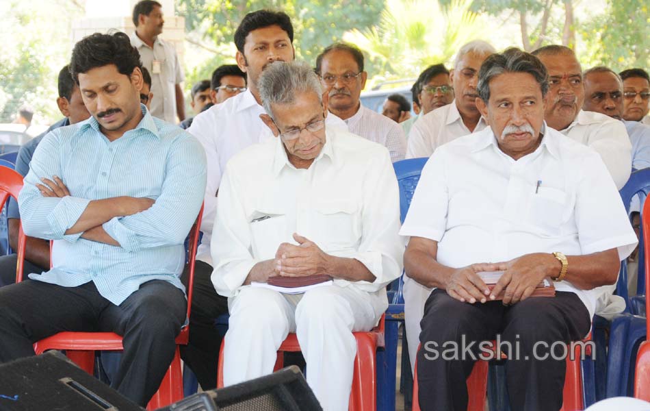 ys jaganmohan reddy visit dasthagiramma house - Sakshi16