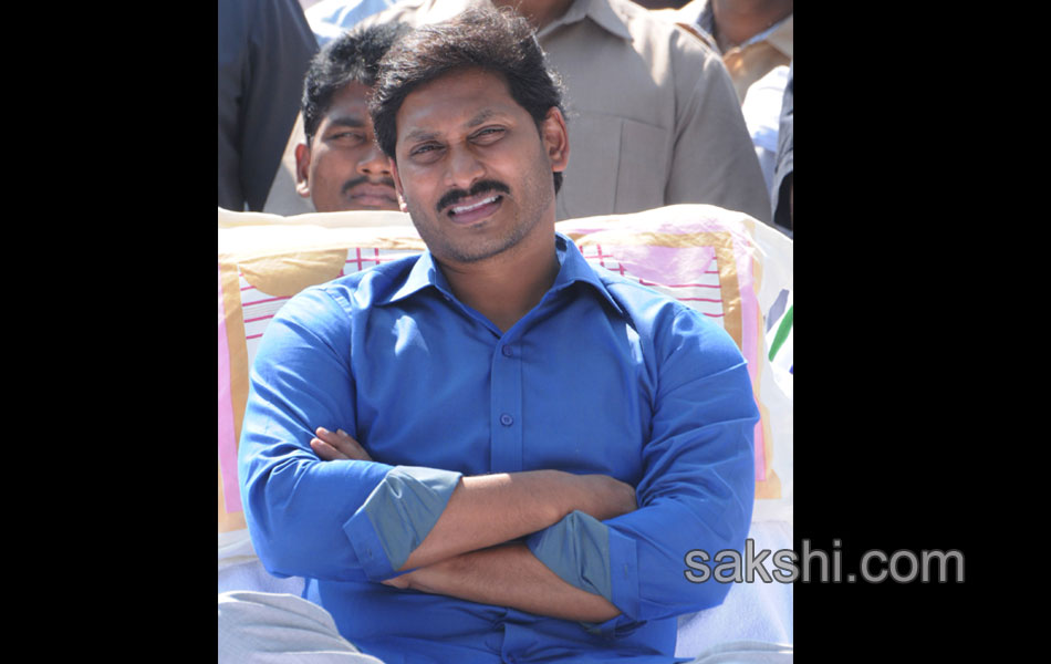 ys jagan maha dharna at pulivendula - Sakshi16