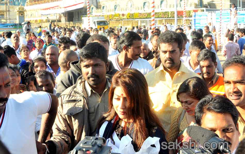 Gautamiputra Satakarni Movie Unit Visits Tirumala - Sakshi8