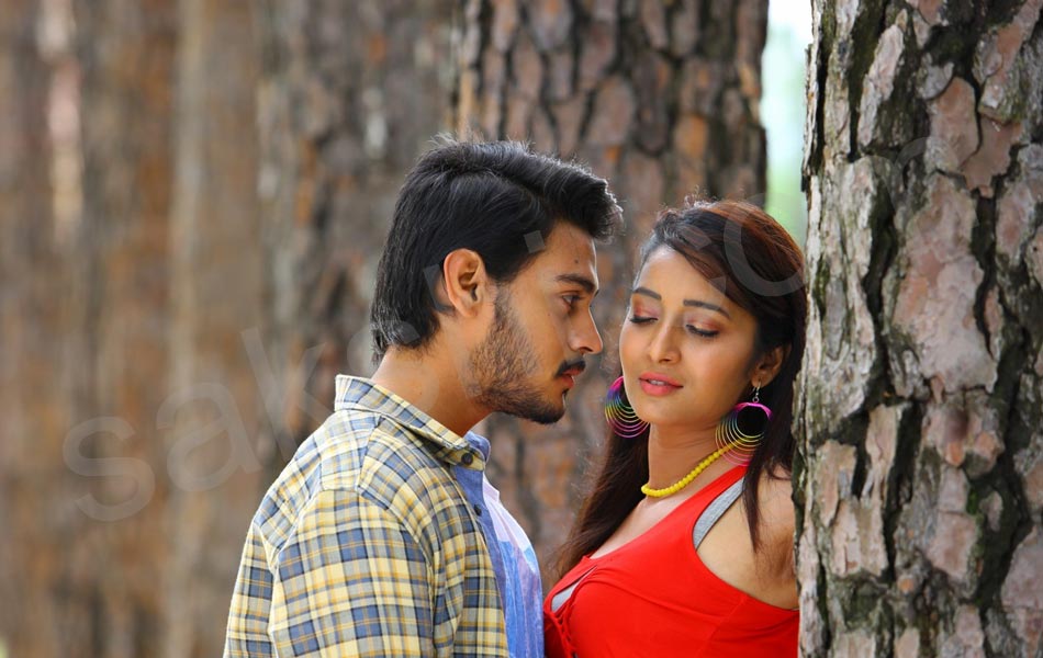 Iddari Madhya 18 movie stills7