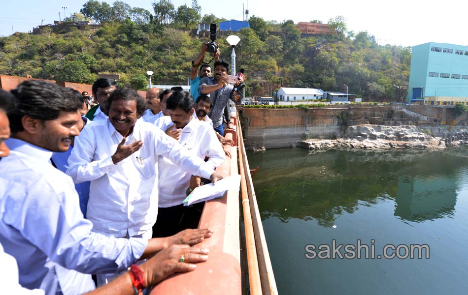 ys jagan mohan reddy raithu barosa yatra in kurnool - Sakshi2