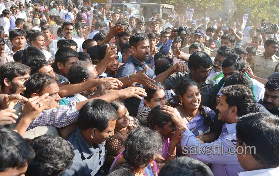 ys jagan mohan reddy raithu barosa yatra in kurnool - Sakshi5