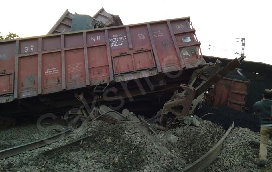 Goods Train derails at Wihirgaon station7