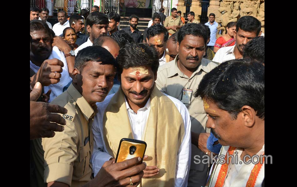 ys jagan in srisailam mallanna temple - Sakshi3