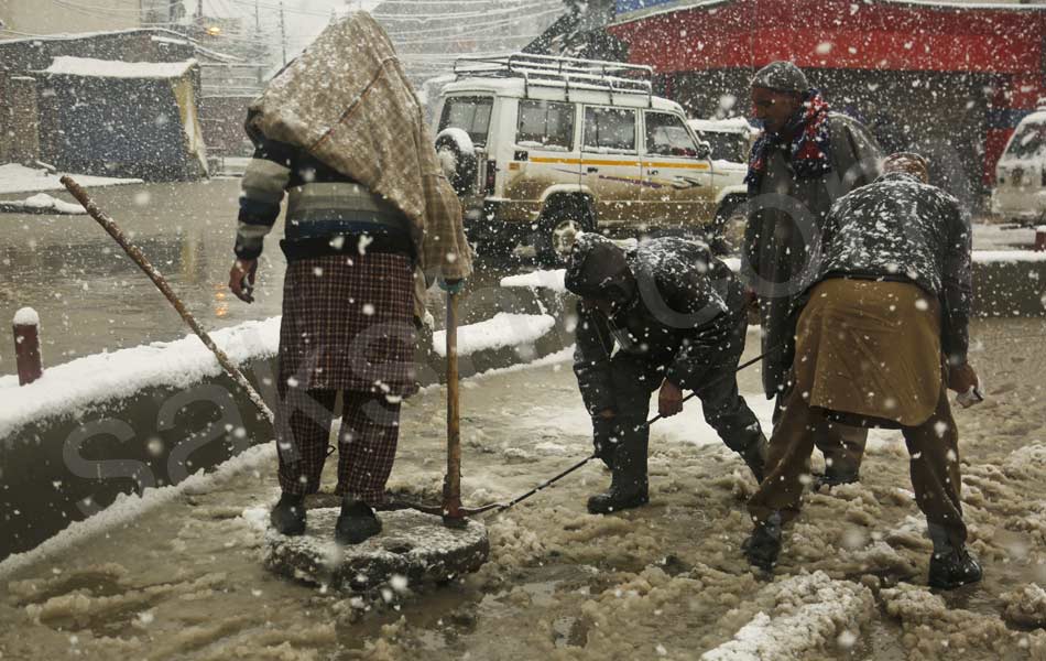 snowfall at North India attracts tourists8