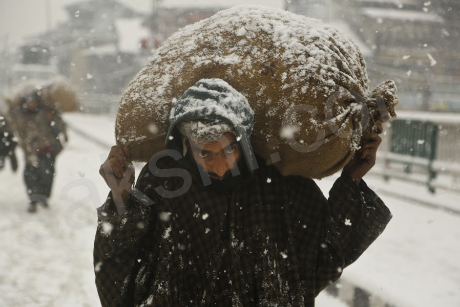 snowfall at North India attracts tourists33