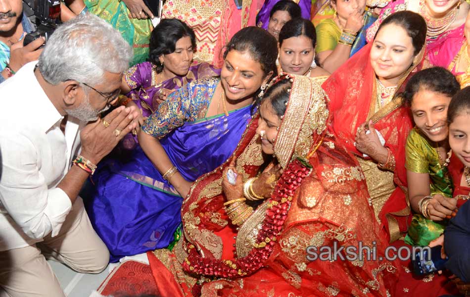 ys jagan blesses newly wed couple in guntur - Sakshi9