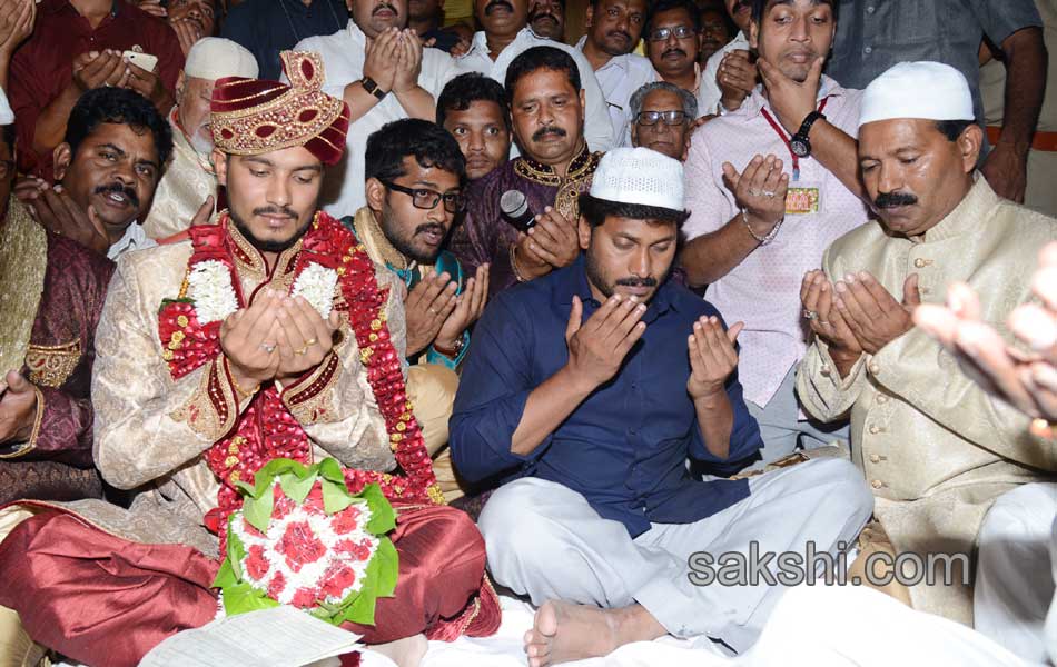 ys jagan blesses newly wed couple in guntur - Sakshi5