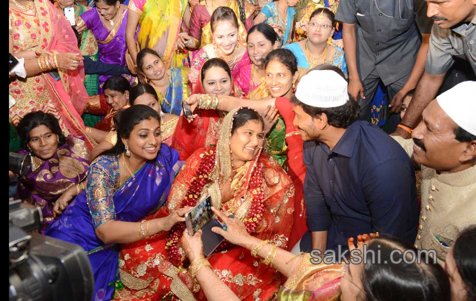 ys jagan blesses newly wed couple in guntur - Sakshi2