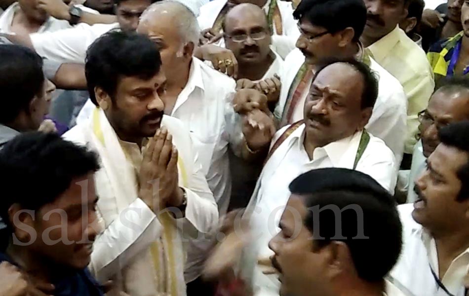 Chiranjeevi and his family participated in Maha Yagnam at Srikalahasti4