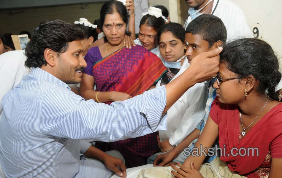 YS jagan mohan reddy visit parvathipuram hospital - Sakshi2