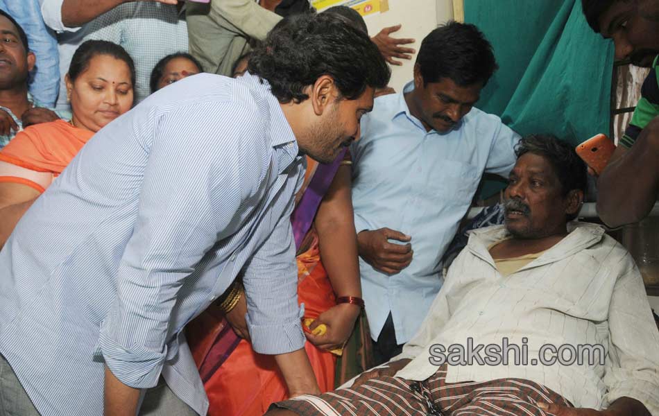 YS jagan mohan reddy visit parvathipuram hospital - Sakshi4