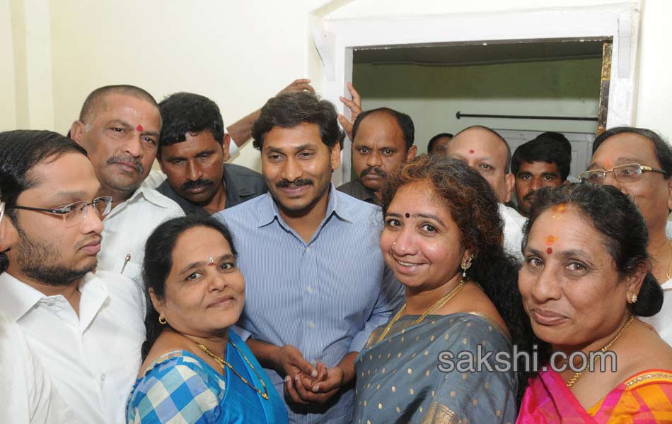 YS jagan mohan reddy visit parvathipuram hospital - Sakshi6