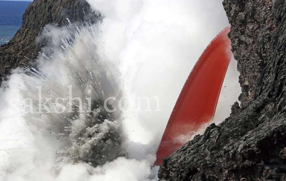 Massive lava stream exploding into ocean in Hawaii4