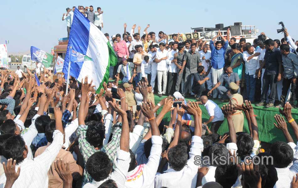 Today YS Jagan Mohan Reddy Mahadarna at uravakonda - Sakshi9