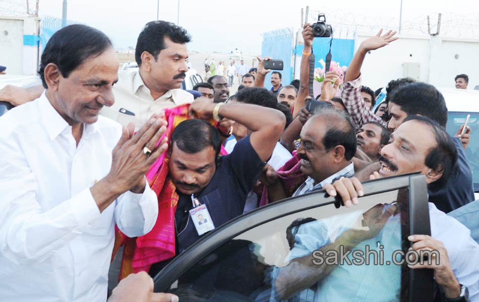 grand welcome on telangana cm kcr - Sakshi7