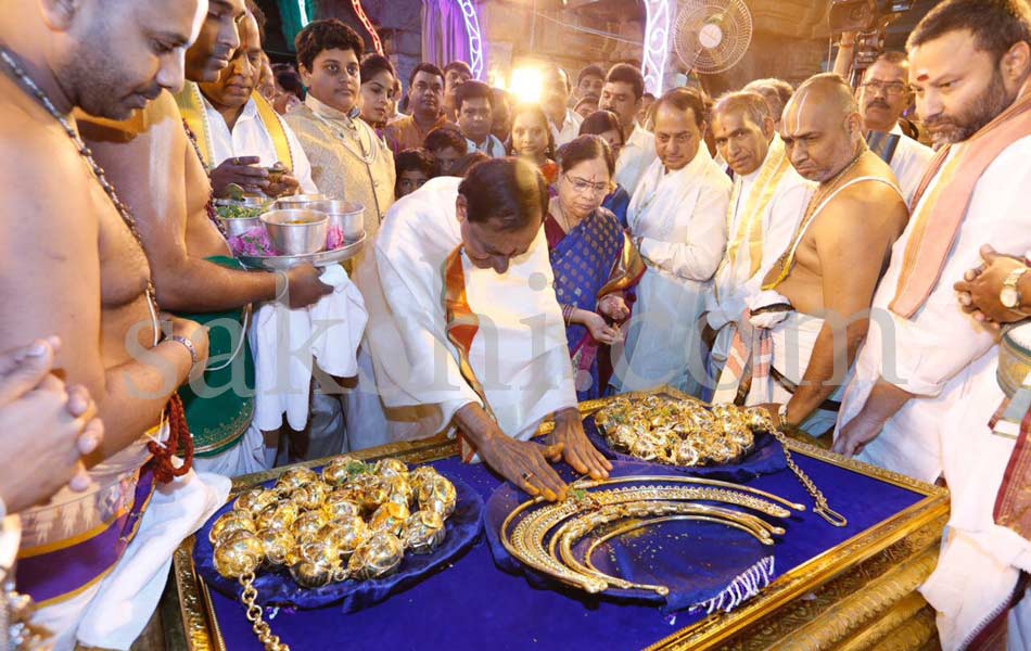 KCR visits tirumala - Sakshi5