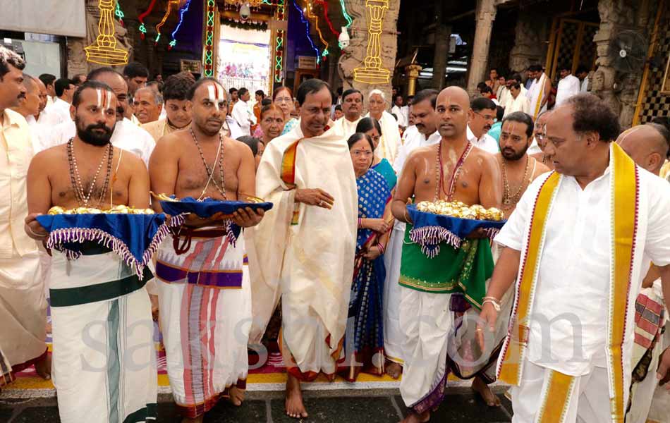 KCR visits tirumala - Sakshi18