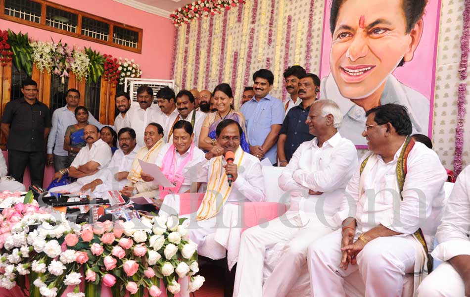 kcr visits Veerabhadra Swamy temple - Sakshi2