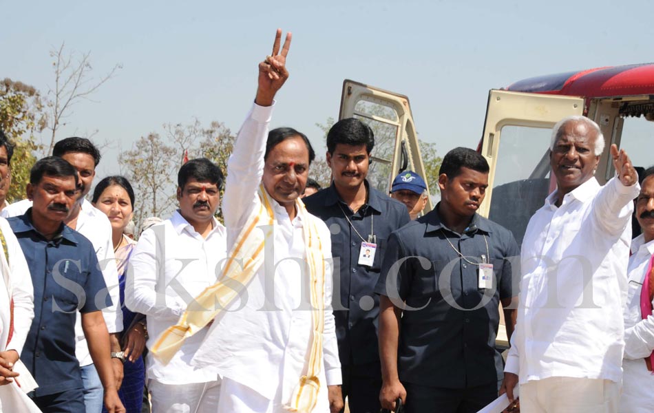 kcr visits Veerabhadra Swamy temple - Sakshi5