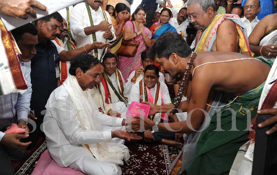 kcr visits Veerabhadra Swamy temple - Sakshi11