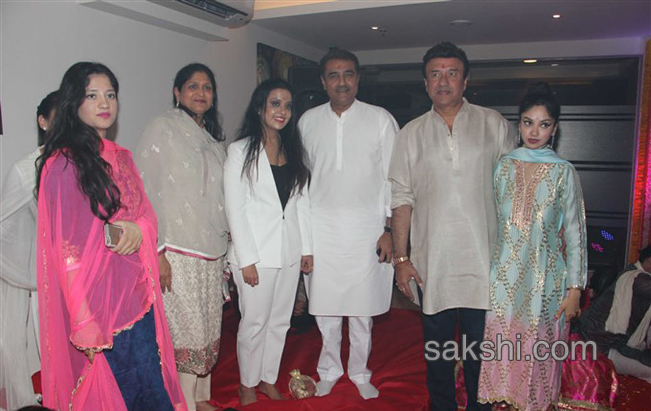 sachin tendulkar and jeetendra attend jagarata at anu malik house - Sakshi11