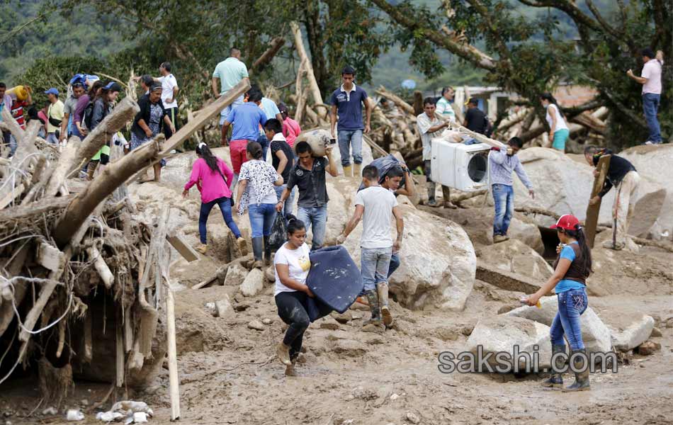 Colombia shaken after surging rivers avalanche leaves19