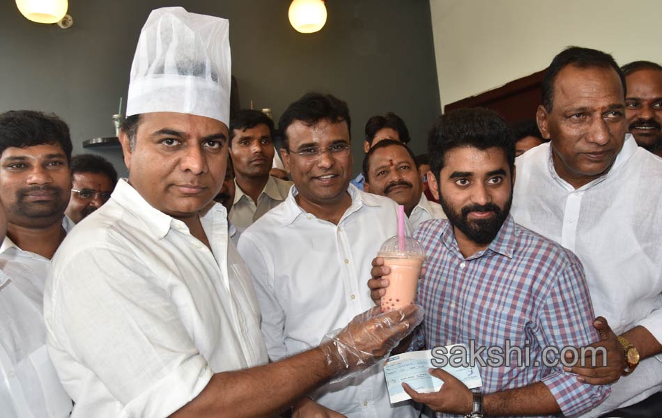 Telangana CM son KTR sells icecream for his party - Sakshi3