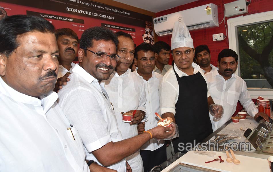 Telangana CM son KTR sells icecream for his party - Sakshi6