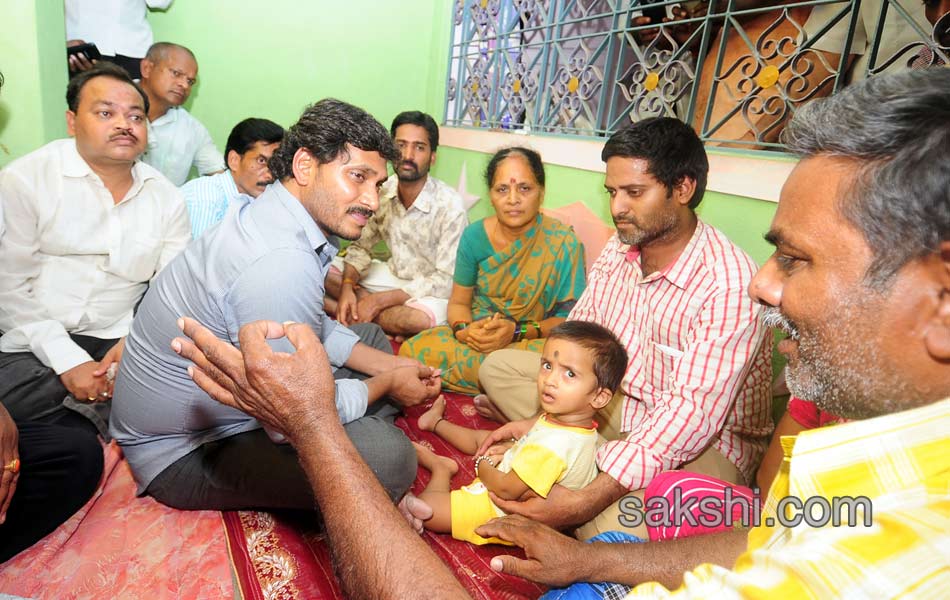 YS Jagan Consoles Yerpedu Tragedy victims - Sakshi15