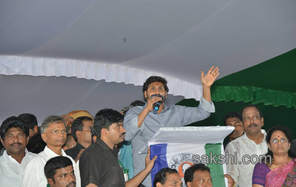 YS Jagan Mohan Reddy kickstarts Rythu deeksha in guntur - Sakshi9